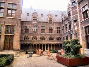 中世ヨーロッパを思わせる大学クラブ建物